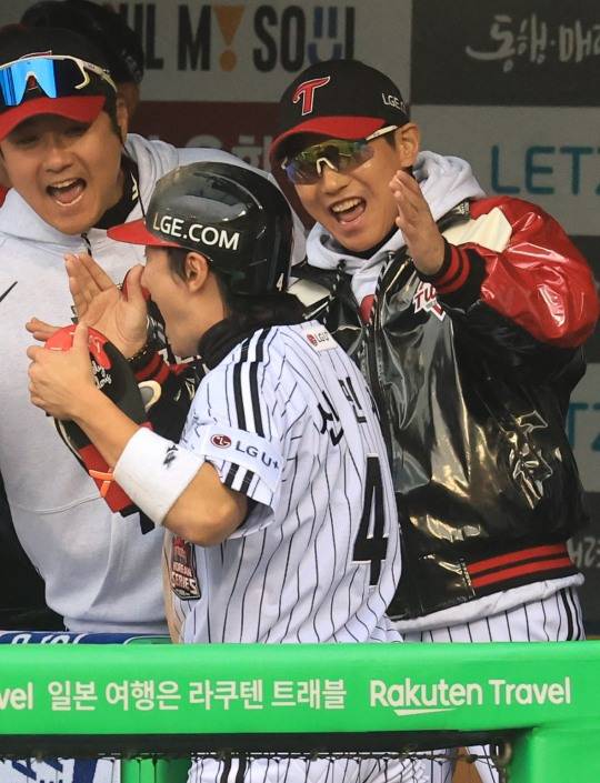 염경엽 감독, 신민재 예뻐라!. 사진[연합뉴스]