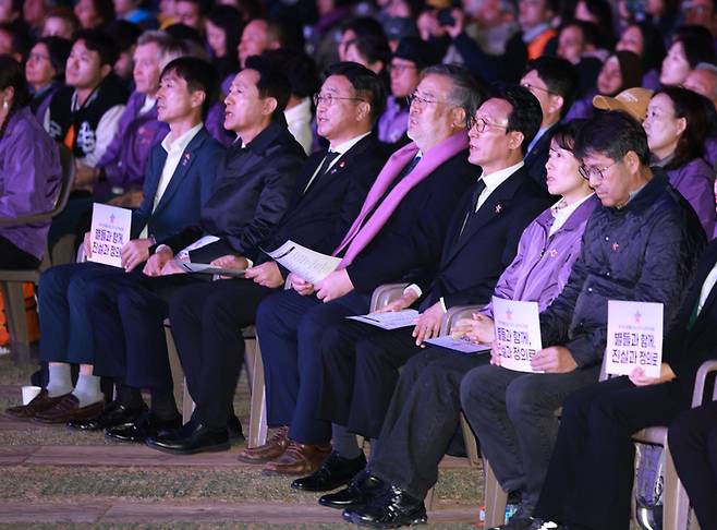 김민석 국무총리(오른쪽 세번째)를 비롯한 참석자들이 지난 25일 서울시청 광장에서 열린 이태원 참사 3주기 시민추모대회에서 추모 영상을 시청하고 있다. [연합뉴스]