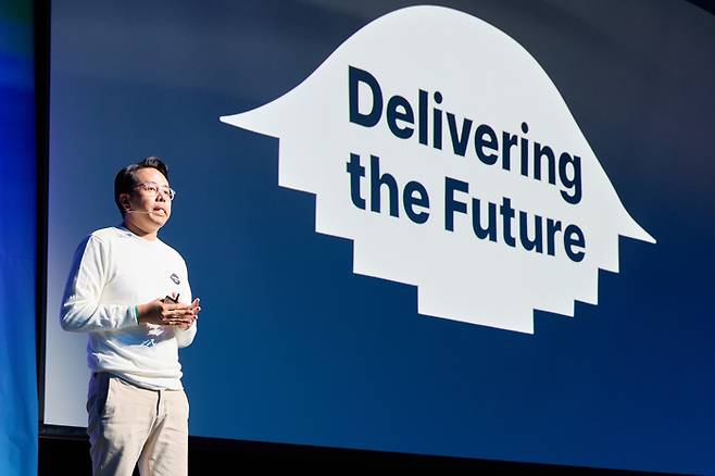 김범석 우아한형제들 대표가 28일 서울 강남구 그랜드 인터컨티넨탈 서울 파르나스에서 열린 ‘우아한테크콘퍼런스2025(우아콘)’에서 오프닝 키노트를 하고 있다. [우아한형제들]