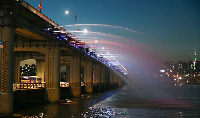서울 반포대교 무지개분수의 모습. <제공=서울 서초구>