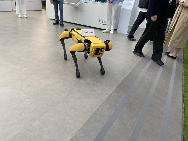 28일 경북 경주 엑스포공원 에어돔에서 열린 ‘K-테크 쇼케이스’에서 현대차의 로봇 자회사 보스턴다이내믹스의 로봇개 ‘스폿’. [사진=고재원 기자]