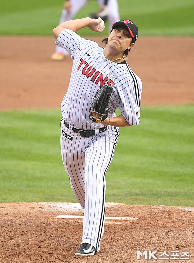 26일 오후 서울 잠실야구장에서 ‘2025 KBO 포스트시즌’ 한화 이글스와 LG 트윈스의 경기가 열렸다. 8회초 LG 김진성이 역투하고 있다. 사진(잠실 서울)=김영구 기자