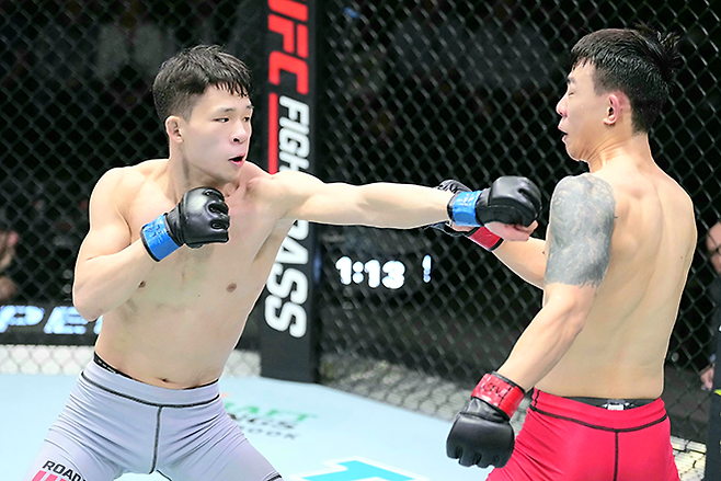 박현성이 2023년 2월 미국 네바다주 엔터프라이즈 Road to UFC 시즌1 플라이급 토너먼트 결승전에서 최승국을 때리고 있다. 사진=TKO