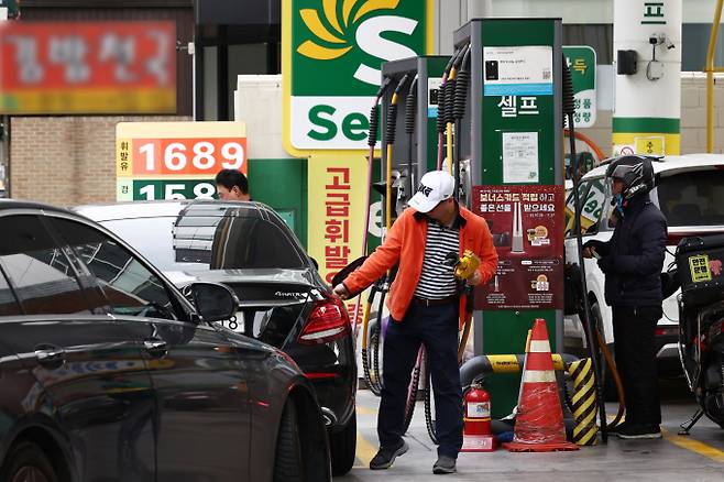 다음 달 1일부터 휘발유와 경유, 액화천연가스(LPG) 가격이 각각 리터당 25원, 29원, 10원씩 오른다. 사진은 지난 25일 서울 시내의 주유소 모습. /사진=뉴스1