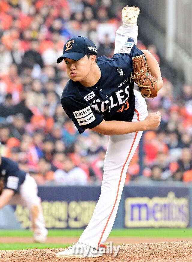 26일 오후 서울 잠실야구장에서 진행된 '2025 신한 SOL Bank KBO 한국시리즈 1차전' 한화 이글스와 LG 트윈스의 경기. 한화 정우주가 구원 등판해 역투를 펼치고 있다./마이데일리