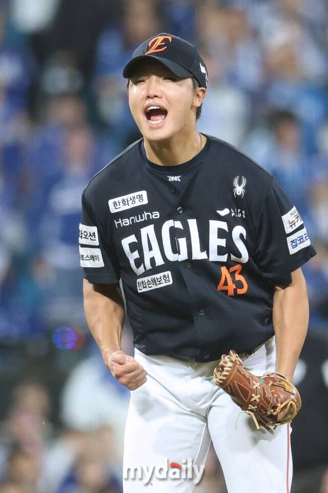 22일 대구 삼성라이온즈파크에서 열린 '2025 신한 SOL BANK KBO 포스트 시즌' 삼성 라이온즈와 한화 이글스 플레이오프(PO) 4차전 경기. 한화 정우주가 3회말 1사 1루에 삼성 김성윤을 병살타로 처리한 후 기뻐하고 있다./마이데일리