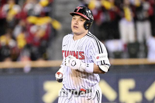 27일 서울 잠실야구장에서 열린 2025 신한 SOL 뱅크 KBO 한국시리즈 2차전' 한화 이글스와 LG 트윈스 경기.LG 박동원이 3회말 2사 1루에 투런포를 친 후 그라운드를 뛰고 있다./잠실=한혁승 기자