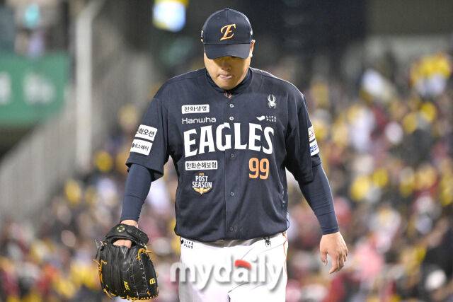 27일 서울 잠실야구장에서 열린 2025 신한 SOL 뱅크 KBO 한국시리즈 2차전' 한화 이글스와 LG 트윈스 경기. 한화 선발 류현진이 수비를 마치고 더그아웃으로 들어서고 있다./잠실 = 한혁승 기자