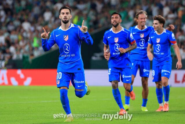 아틀레티코 선수들이 득점 후 함께 환호하고 있다. /게티이미지코리아