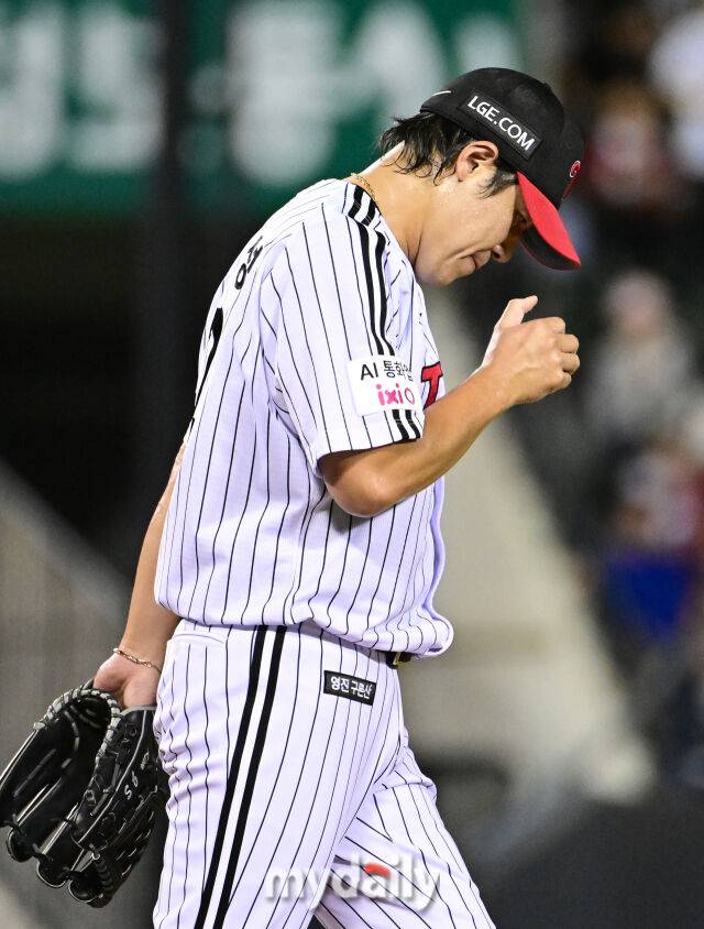 2025년 8월 30일 오후 서울 잠실구장에서 열린 '2025 신한 SOL뱅크 KBO 리그' 키움 히어로즈와 LG 트윈스의 경기. LG 김진성이 8회초 2사 1.3루서 마운드를 내려가고 있다./마이데일리