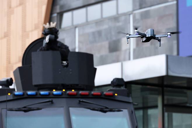 아시아태평양경제협력체(APEC) 정상회의를 앞두고 20일 경북 경주화백컨벤션센터에서 경북경찰청 소속 경찰특공대가 드론을 동원해 대테러훈련을 하고 있다. [연합]