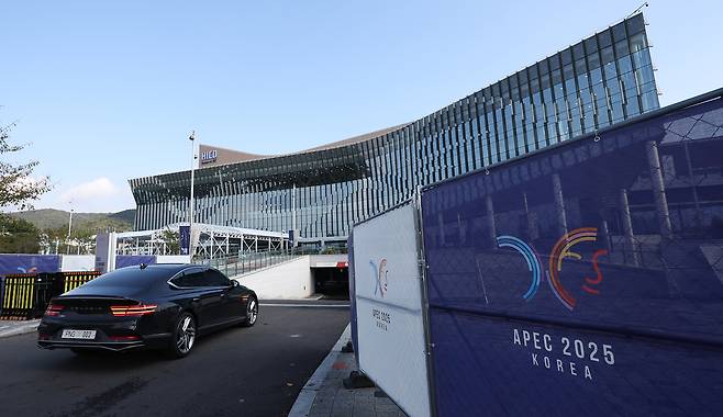 2025 아시아태평양경제협력체(APEC) 정상회의 주간을 하루 앞둔 26일 경북 경주시 화백컨벤션센터 APEC 정상회의장 앞에 펜스가 설치된 가운데 관계자 차량이 이동하고 있다. [연합]