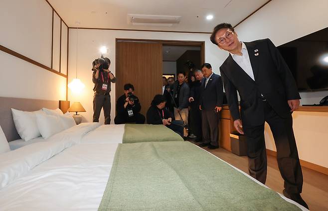 김민석 국무총리가 24일 경상북도 경주시에 마련된 아시아ㆍ태평양경제협력체(APEC) 정상회의 미디어 숙소를 찾아 시설을 점검하고 있다. <연합뉴스>