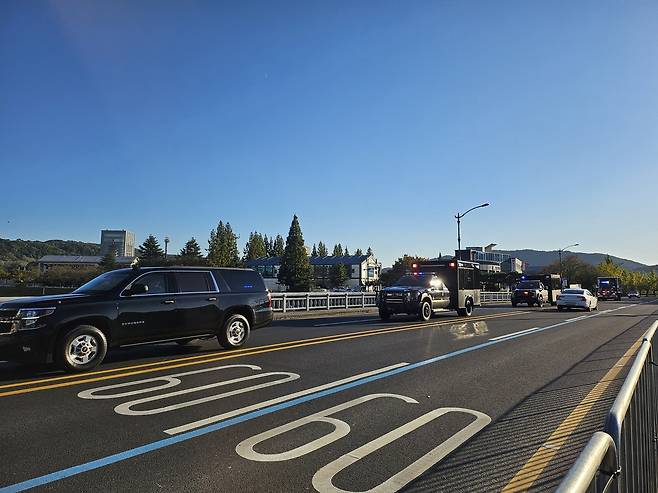 경주 보문관광단지 도로에서 미국 의전용 차량이 줄지어 지나가고 있다. 박혜원 기자
