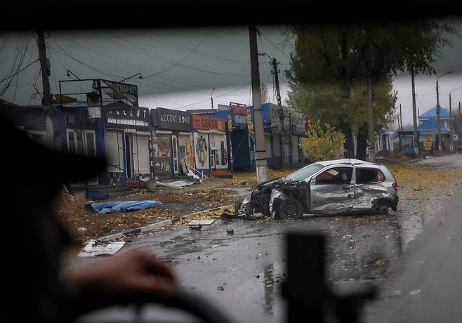 우크라이나와 러시아 접경지인 도네츠크 지역 일대에서 27일(현지시간) 러시아군의 포격으로 자동차가 부서져 있다. [로이터]
