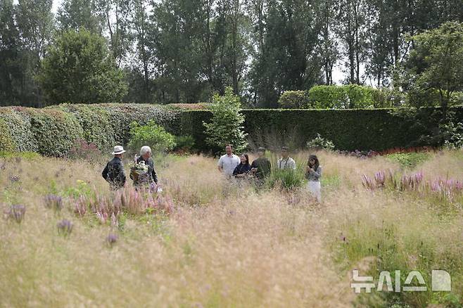 [제주=뉴시스] 자연주의 정원의 대가인 피트 아우돌프(왼쪽에서 두 번째)가 네덜란드 훔멜로에 설계한 정원. 이 정원은 다년생 초본과 그래스 중심으로 식재해 '디자인된 야생' 이라는 개념을 구현했다. 여러 종이 함께 자라는 군락을 설계해 생물다양성과 생태회복력 전략을 보여준다. (사진=더가든 제공) photo@newsis.com