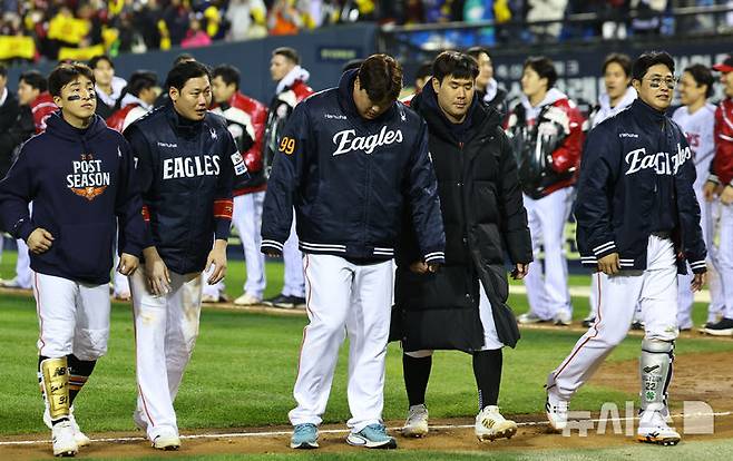 [서울=뉴시스] 최진석 기자 = 한화 이글스 류현진을 비롯한 선수이 27일 오후 서울 송파구 잠실야구장에서 열린 2025 KBO 한국시리즈 2차전 한화 이글스와 LG 트윈스의 경기에서 5대13으로 패한 후 팬들에게 인사하고 있다. 2025.10.27. myjs@newsis.com