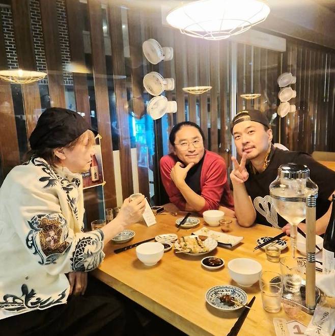 [서울=뉴시스] 가수 김장훈은 최근 자신의 소셜미디어에 정준과의 만남 소식을 전했다. 함께 공개된 사진에는 한 식당 테이블에서 김장훈과 영화감독 김한민, 정준이 함께한 모습이 담겼다. (사진=김장훈 인스타그램) 2025.10.28. photo@newsis.com *재판매 및 DB 금지