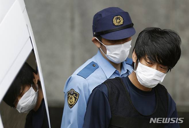 [나라(일본)=AP/뉴시스]여당 선거유세를 하던 아베 신조 전 총리를 총으로 쏜 용의자 야마가미 데쓰야가 2022년 7월10일 검찰로 송치되기 위해 경찰서를 나서고 있다. 2022.07.11.