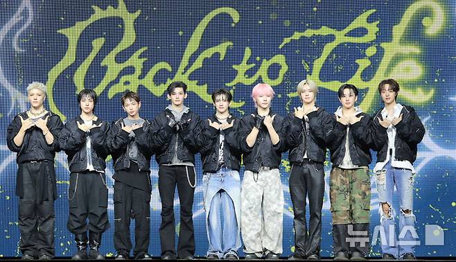 [서울=뉴시스] 김혜진 기자 = 그룹 앤팀(왼쪽부터 마키, 타키, 하루아, 조, 유마, 니콜라스, 케이, 후마, 의주)이 28일 오후 서울 용산구 블루스퀘어에서 열린 한국 첫 번째 미니앨범 '백 투 라이프'(Back to Life) 발매 기념 쇼케이스에서 포즈를 취하고 있다.  2025.10.28. jini@newsis.com