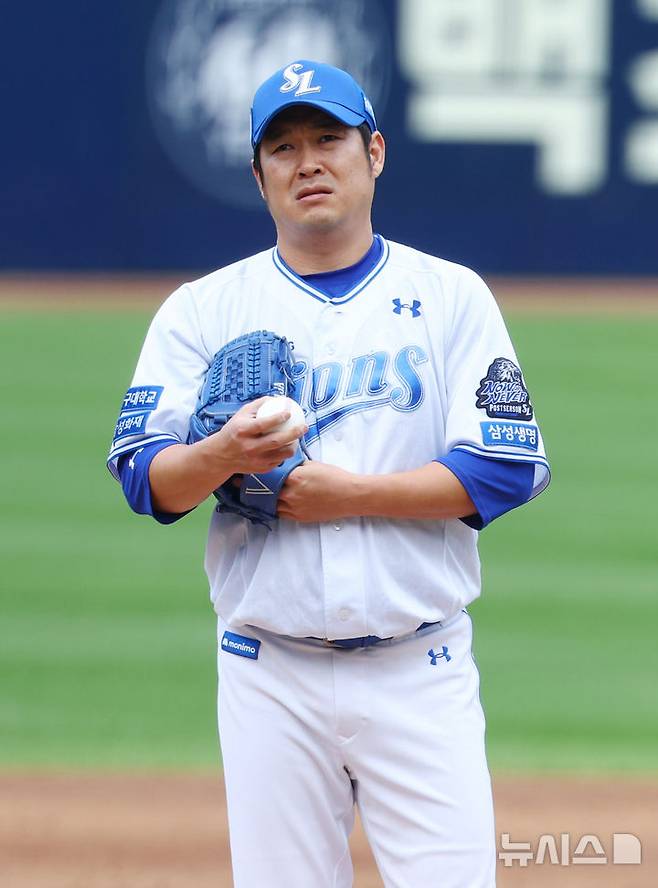 [대구=뉴시스] 전신 기자 = 26일 대구 수성구 대구삼성라이온즈파크에서 열린 2024 KBO 포스트시즌 한국시리즈 4차전 KIA 타이거즈와 삼성 라이온즈의 경기에서 3회초 2사 만루 삼성 송은범이 KIA 김태군에게 만루홈런을 허용한 뒤 아쉬워하고 있다. 2024.10.26. photo1006@newsis.com