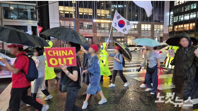 보수단체 '민초결사대'는 12일 서울 중구 명동에서 '부정선거 규탄' 행진 집회를 열었다. 시민들은 태극기·성조기와 '천멸중공(간체자) 차이나 아웃(영어)' 등 문구가 적힌 손팻말을 들고 행진했다. 송선교 기자