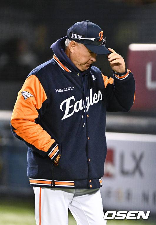 [OSEN=잠실, 박준형 기자] 쌍둥이군단이 19년 만에 한국시리즈 마운드에 오른 류현진을 넘어 시리즈 2연승을 질주했다.&nbsp;프로야구 LG 트윈스는 27일 서울 잠실구장에서 열린 2025 신한 SOL뱅크 KBO 한국시리즈(7전 4선승제) 한화 이글스와의 2차전에서 13-5 역전승을 거뒀다.&nbsp;LG는 홈에서 펼쳐진 시리즈 1, 2차전을 싹쓸이하며 2승을 안고 적지 대전으로 향하게 됐다.&nbsp;반면 한화는 2006년 이후 19년 만에 한국시리즈에 진출했지만, 정규시즌 1위의 벽을 실감하며 2경기 모두 고배를 마셨다.&nbsp;경기종료 후 한화 김경문 감독이 인터뷰 마치고 퇴장하고 있다.  2025.10.27 / soul1014@osen.co.kr