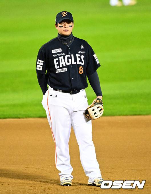 [OSEN=잠실, 지형준 기자] 27일 오후 서울 잠실야구장에서 2025 신한 SOL Bank KBO리그 포스트시즌 한국시리즈 2차전 LG 트윈스와 한화 이글스의 경기가 열렸다.LG는 임찬규, 한화는 류현진을 선발 투수로 내세웠다.7회말 무사 2루에서 한화 노시환이 LG 박동원의 보내기 번트에 1루 악송구를 범하며 아쉬워하고 있다. 2025.10.27 /jpnews@osen.co.kr