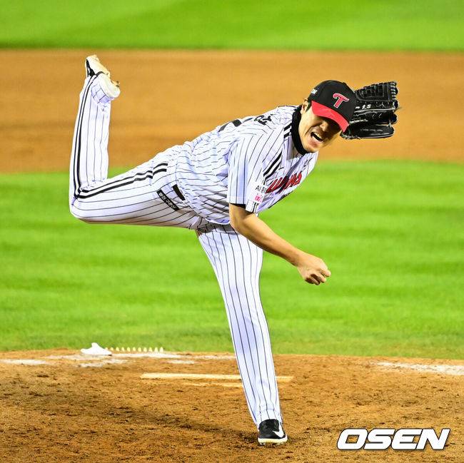 [OSEN=잠실, 지형준 기자] 27일 오후 서울 잠실야구장에서 2025 신한 SOL Bank KBO리그 포스트시즌 한국시리즈 2차전 LG 트윈스와 한화 이글스의 경기가 열렸다.LG는 임찬규, 한화는 류현진을 선발 투수로 내세웠다.4회초 2사 만루에서 LG 김진성이 한화 노시환을 삼진 처리하고 있다. 2025.10.27 /jpnews@osen.co.kr