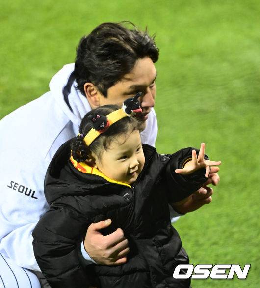 [OSEN=잠실, 지형준 기자] 쌍둥이군단이 19년 만에 한국시리즈 마운드에 오른 류현진을 넘어 시리즈 2연승을 질주했다. 프로야구 LG 트윈스는 27일 서울 잠실구장에서 열린 2025 신한 SOL뱅크 KBO 한국시리즈(7전 4선승제) 한화 이글스와의 2차전에서 13-5 역전승을 거뒀다. 역대 한국시리즈 1~2차전 2연승은 총 21차례 있었고, 그 중 19번 우승을 차지했다. 우승 확률 90.5%. 정규시즌 1위팀이 한국시리즈 1~2차전 2연승을 한 경우는 13번으로 100%(13/13) 우승 트로피를 들어올렸다.LG 박동원이 딸과 함께 승리를 기뻐하고 있다. 2025.10.27 /jpnews@osen.co.kr