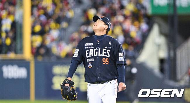 [OSEN=잠실, 박준형 기자] 27일 오후 서울 잠실야구장에서 2025 신한 SOL Bank KBO리그 포스트시즌 한국시리즈 2차전 LG 트윈스와 한화 이글스의 경기가 열렸다.LG는 임찬규, 한화는 류현진을 선발 투수로 내세웠다.2회말 이닝종료 후 한화 선발투수 류현진이 아쉬워하며 마운드를 내려가고 있다. 2025.10.27 / soul1014@osen.co.kr