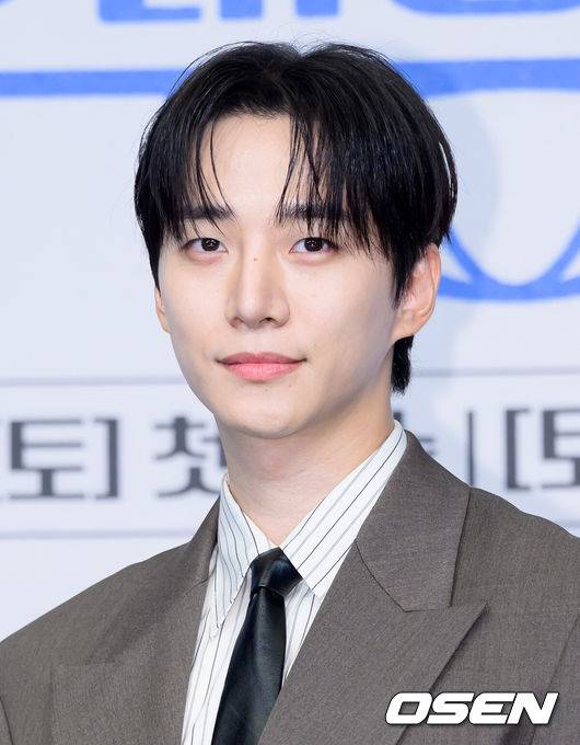 [OSEN=이대선 기자] 1일 서울 더 링크 서울에서 tvN 새 토일드라마 ‘태풍상사’ 제작발표회가 열렸다. '태풍상사'는 1997년&nbsp;IMF,&nbsp;직원도,&nbsp;돈도,&nbsp;팔 것도 없는 무역회사의 사장이 되어버린 초보 상사맨&nbsp;‘강태풍’의 고군분투 성장기를 그린다. 오는&nbsp;10월&nbsp;11일 토요일 밤&nbsp;9시&nbsp;10분에 첫 방송된다.배우 이준호가 포토타임을 가지고 있다. 2025.10.01 /sunday@osen.co.kr