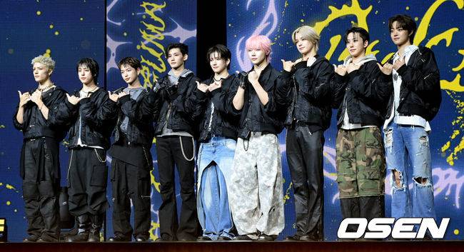 [OSEN=조은정 기자] &TEAM(앤팀)의 한국 미니 1집 ‘백 투 라이프’(Back to Life) 발매 기념 쇼케이스가 28일 서울 용산구 블루스퀘어에서 열렸다.하이브 글로벌 그룹&nbsp;앤팀(&TEAM·의주, 후마,&nbsp;케이,&nbsp;니콜라스, 유마,&nbsp;조, 하루아,&nbsp;타키, 마키)의 한국 미니 1집 ‘백 투 라이프’에는 아홉 멤버의 확장된 음악 스펙트럼을 확인할 수 있는 6곡이 수록됐다.앤팀이 포즈를 취하고 있다. 2025.10.28 /cej@osen.co.kr