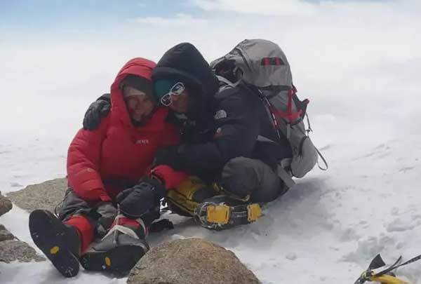 골절상을 입은 나고비치나를 동행한 등반가가 도와 주고 있다. 사진 로만 모르크린스키.