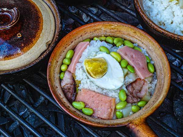 길거리 음식. 돌솥밥을 닮은 즉석 도자기 밥.