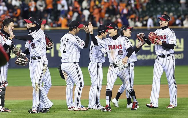 27일 서울 잠실야구장에서 열린 프로야구 2025 신한 SOL뱅크 KBO 포스트시즌 한국시리즈 2차전 한화 이글스와 LG 트윈스의 경기에서 LG 선수들이 13-5로 승리를 거둔 후 하이파이브를 하고 있다. 뉴스1