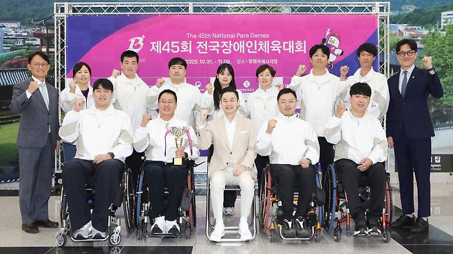 배동현 이사장(앞줄 가운데)이 BDH 파라스와 기념사진을 촬영하고 있다.(사진=BDH재단 제공)