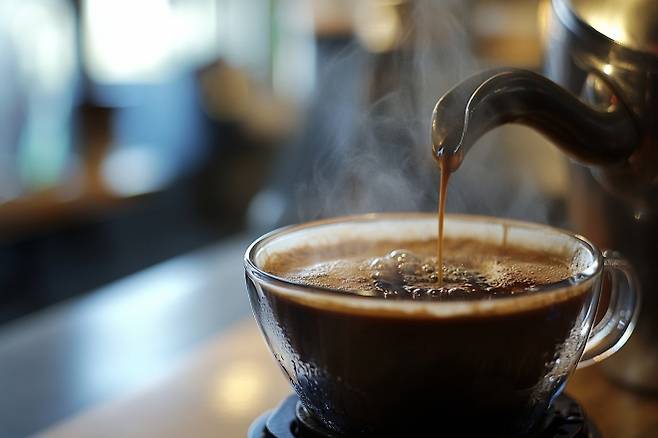 특정 약물은 커피와 함께 먹으면 약효가 떨어지거나 부작용이 심해질 수 있어 주의가 필요하다. 123rf