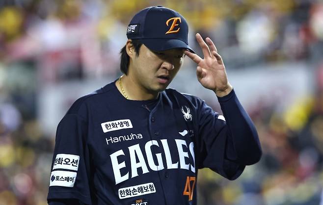 한화 이글스 김범수가 27일 서울 잠실야구장에서 열린 2025 KBO 한국시리즈 2차전 LG 트윈스와의 원정 경기에서 실점한 뒤 아쉬운 표정을 짓고 있다. 뉴스1