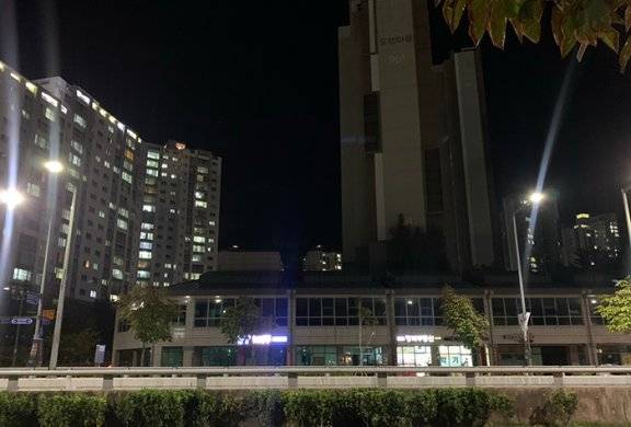 세종시 어진동의 불 켜진 아파트와 불 꺼진 상가가 대조를 이룬다. 구자홍 기자