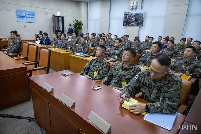 2024년 12월10일 국회 국방위원회 전체회의에 박안수 계엄사령관(맨 왼쪽)을 비롯한 비상계엄 관련 군 지휘부가 참석해있다. ⓒ시사IN 박미소