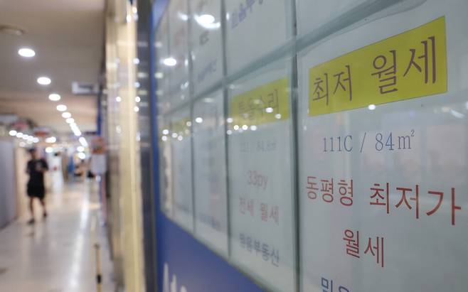 사진은&nbsp;서울 시내 한 부동산에 게재된 월세 매물 안내문 ⓒ 연합뉴스