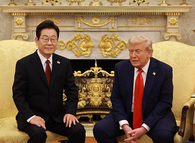 이재명 대통령이 8월25일(현지 시각) 미국 워싱턴DC 백악관 오벌오피스에서 도널드 트럼프 미국 대통령과 한·미 정상회담을 하고 있다. ⓒ연합뉴스