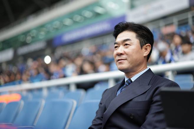 윤정환 인천 감독은 올해 팀을 1년만에 다시 K리그1 무대로 돌려보냈다. 그러나 아직 계약연장 여부가 정해지지 않아 그의 거취에 눈길이 쏠린다. 사진제공│한국프로축구연맹