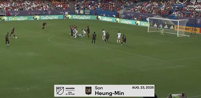 손흥민이 지난 8월 23일 텍사스주 프리스코 도요타 스타디움에서 열린 FC댈러스와의 2025시즌 30라운드 경기에서 프리킥 골을 차고 있다. MLS 홈페이지 영상 캡처