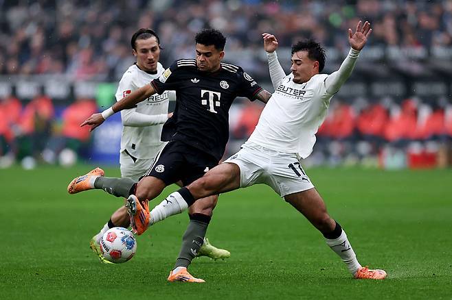 옌스 카스트로프가 25일 바이에른 뮌헨전에서 루이스 디아스의 공을 빼앗으려 발을 뻗고 있다. Getty Images코리아