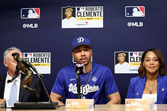 무키 베츠가 28일 미국 캘리포니아주 로스앤젤레스의 다저스타디움에서 열린 2025 메이저리그 토론토 블루제이스와 월드시리즈 3차전을 앞두고 로베르토 클레멘테상 수상에 대한 인터뷰를 하고 있다. 로스앤젤레스 | AFP연합뉴스