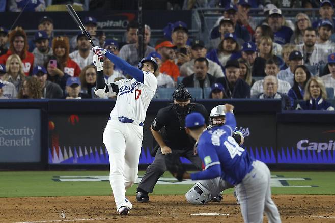 7회말 동점 솔로홈런을 치는 오타니 쇼헤이.     로스앤젤레스 | EPA연합뉴스