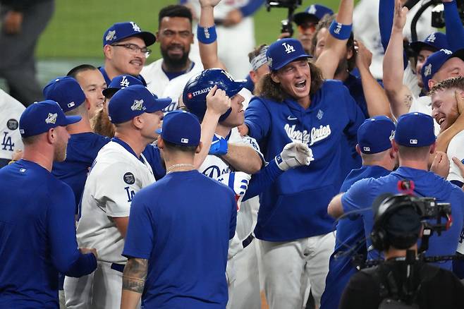 LA 다저스 선수들이 28일 미국 캘리포니아주 로스앤젤레스의 다저스타디움에서 열린 토론토와의 2025 메이저리그 월드시리즈 3차전에서 연장 18회말 끝내기홈런을 친 프레디 프리먼을 축하하고 있다.  로스앤젤레스 |  Imagn Images연합뉴스