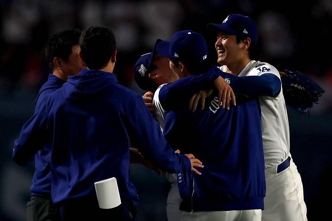 LA 다저스 선수들이 28일 미국 캘리포니아주 로스앤젤레스의 다저스타디움에서 열린 토론토와의 2025 메이저리그 월드시리즈 3차전에서 연장 18회 승부 끝에 승리한 뒤 기뻐하고 있다.  로스앤젤레스 | AFP연합뉴스